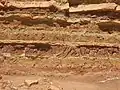 Strates géologiques dans le makhtesh Ramon.