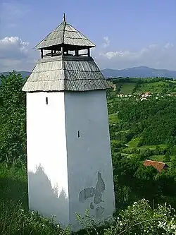 Une tour de la forteresse de Prusac