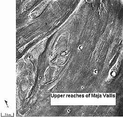 « Îles » profilées par le courant de Maja Valles, dans le quadrangle de Lunae Palus.