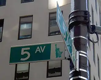 Plaque de rue à New York, à l'angle de le 5e&nbsp;avenue et de la 57e&nbsp;rue.