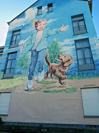 Martine sur une peinture murale du parcours BD de Bruxelles
