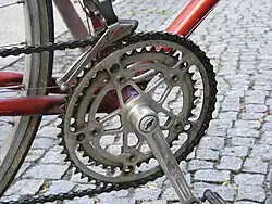 Vue rapprochée d'un pédalier de vélo Stronglight.