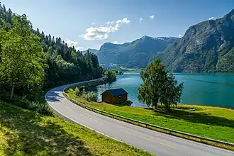 Riksväg 15 à Oppstrynsvatnet.