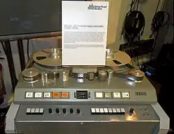 un très gros magnétophone à bande des années 60