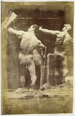Étude d'un modèle nu masculin, vu de dos et la main dans un portique, à côté d'un modèle en plâtre dans exactement la même pose, entre 1883 et 1914, Amsterdam, Rijksmuseum.