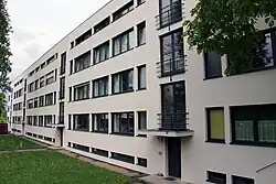 immeuble de 4 étages, quatre cages d’escaliers avec des fenêtres en façade séparent les appartements.