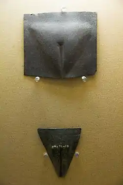 Ex-voto, figure de parties féminines en bronze.