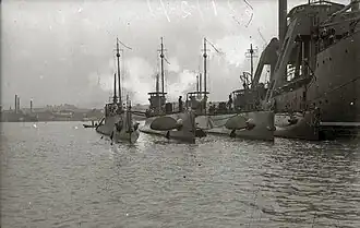 Avec les sous-marins de classe B.