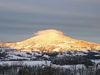 Vue du suc d'Ayme avec le lieu-dit Messinhac (en bas à droite).