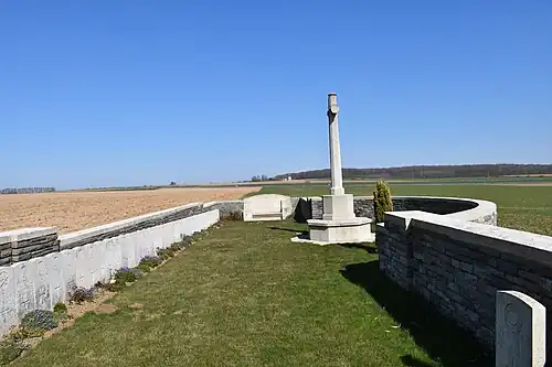 Les 57 tombes sont aligné sur une seule rangée.