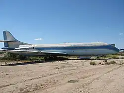 Caravelle stationnée, vue de profil, livrée blanc-bleu.