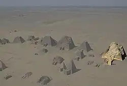 Pyramide Beg. N 11 par rapport aux pyramides voisines