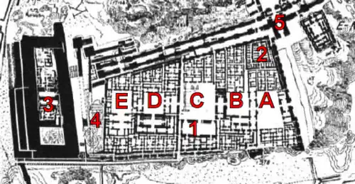 Plan du palais Sud de Babylone (VIe&nbsp;– Ve&nbsp;siècle av. J.-C.) : A, B, C, D, E : cours principales. 1 : Salle du trône, 2 : Bâtiment voûté, 3 : Bastion ouest, 4 : Bâtiment perse, 5 : porte d'Ishtar.
