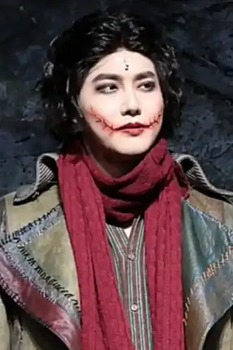 Suho campe Gwynplaine dans The Man Who Laughs (2018).
