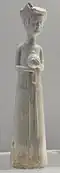 Figurine à couverte blanche représentant une femme portant une jarre, dynastie Sui, (581 - 618)