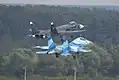 L'unique biplace Su-35UB et un Su-47 volant en formation serrée, lors de l'exposition MAKS 2003.