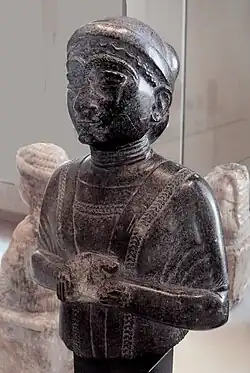 Statue de femme à l'écharpe. Musée du Louvre.