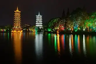 Les pagodes de la Lune et du Soleil, au bord du lac Shanhu, à Guilin, en novembre 2017.