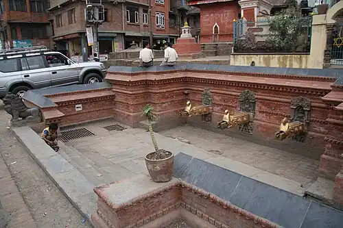 Un hiti presque au niveau de la rue mais sans eau.