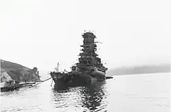 Croiseur japonais à quais, prenant l'eau par l'arrière.