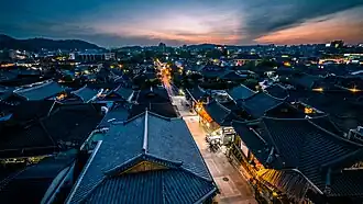 Village hanok à la tombée de la nuit.
