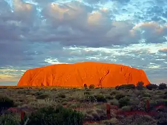 Uluru/Ayers Rock, Australie, inselberg et pédiment.