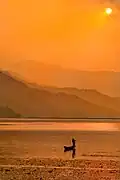 Le Lac Phéwa pendant le coucher du soleil
