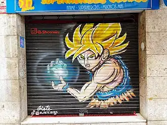 Graffiti du héros à Ibiza en 2024 en Super Saiyan faisant un Kamehaméha. L'artiste a basé son travail sur l'épisode 95 de DBZ où l'on retrouve le style de Minoru Maeda