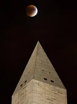 Image de l'éclipse de Lune au-dessus du Washington Monument.