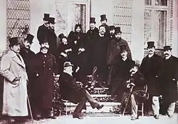 Personnalités du tout-Paris artistique sur le perron d'Edmond de Goncourt, 1890.