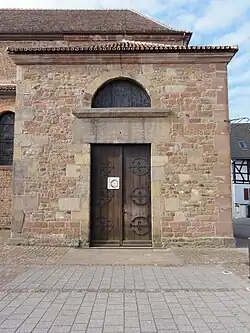 Portail principal avec linteau roman