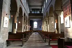 Vue intérieure de la nef vers la tribune d'orgue