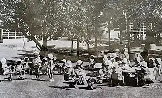 Une classe de plein air.