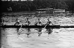 Photographie en noir et blanc d'un bateau d'aviron.