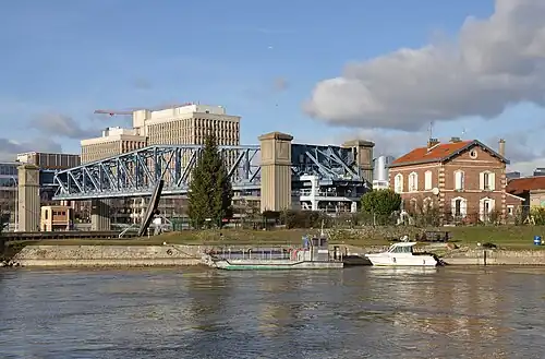 Vue du bois de Boulogne vers Suresnes.