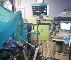 Le chirurgien est amené à faire des opérations dans cette salle. On y trouve tout ce dont il a besoin.