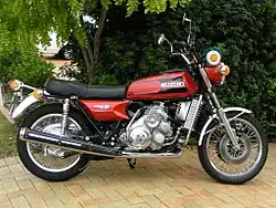 Une Suzuki RE5, diffusée à environ 7&nbsp;000&nbsp;exemplaires entre 1974 et 1976.