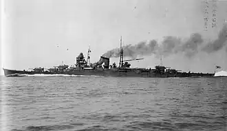 Photo en noir et blanc d'un croiseur naviguant