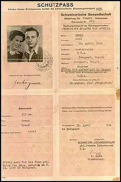 Photocopie en couleurs d'un document à quatre pages ; en entête, la mention en allemand SCHUTZPASS ; dans le quart supérieur gauche, une photographie d'un homme et d'une femme, dotée d'un tampon noir, en dessous une signature manuscrite ; sur les autres quarts, des mentions préimprimées en allemand et d'autres tapées à la machine