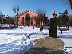 Buste de Taras Chevtchenko, classé, devant le théâtre.