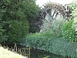 La roue et le bief du Moulin Mulot.