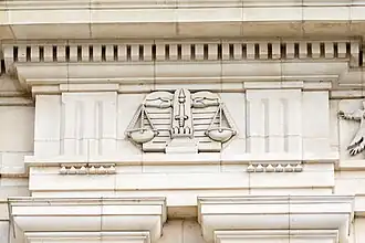 Symboles de la Justice sur la frise.