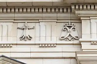 Symboles de la Bretagne et de Louis XIV.