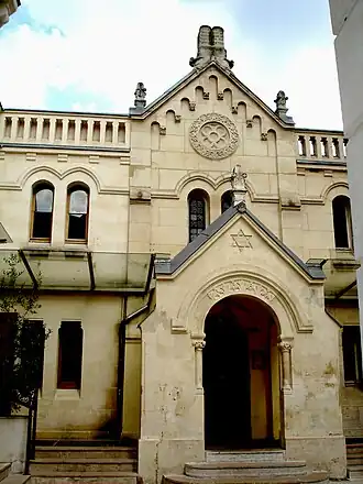 Façade de la synagogue.