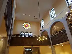 Tribune sur trois côtés.