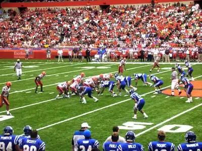 Description de l'image Syracuse Orange football against Buffalo Bulls in Carrier Dome on 10 September 2005.jpg.