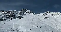 Partie haute du tracé de la télécabine, rejoignant la cime Caron.