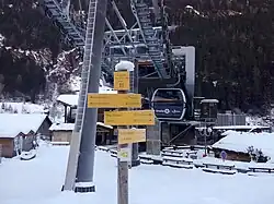 Gare aval au centre de Francoz, avec un panneau indicateur de plusieurs randonnées orellinches, dont une à destination du lac de Bissorte.