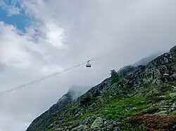Une cabine en direction du dôme des Petites Rousses.