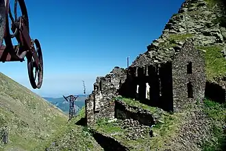 Téléphérique et bâtiments de la mine en 2010.